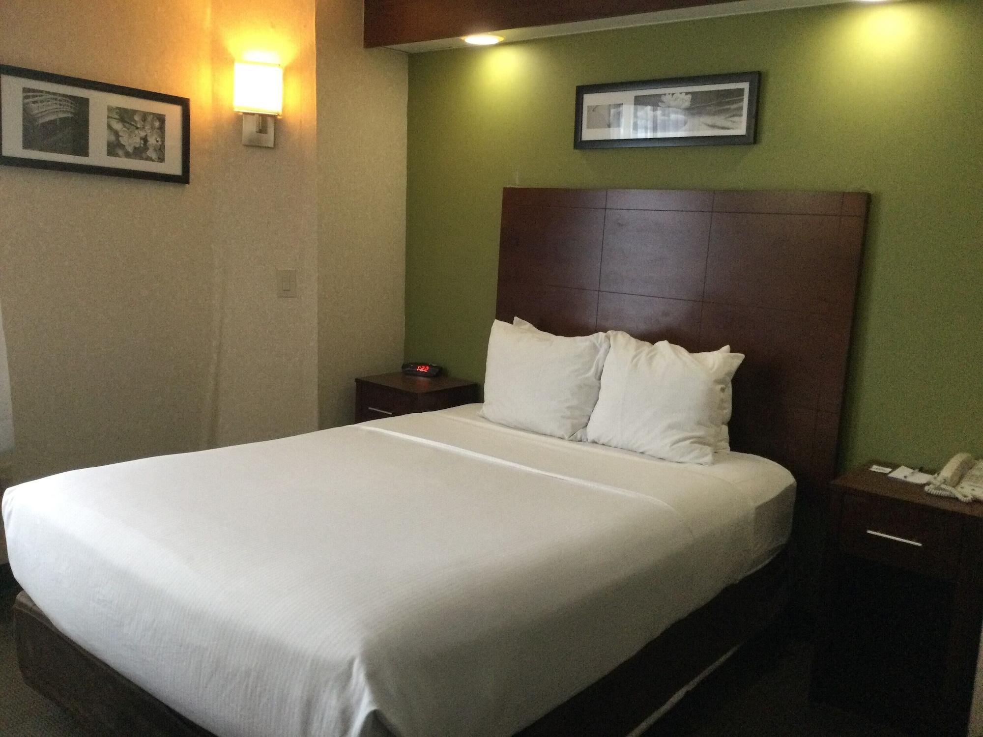 Baymont By Wyndham Flat Rock Hotel Екстериор снимка