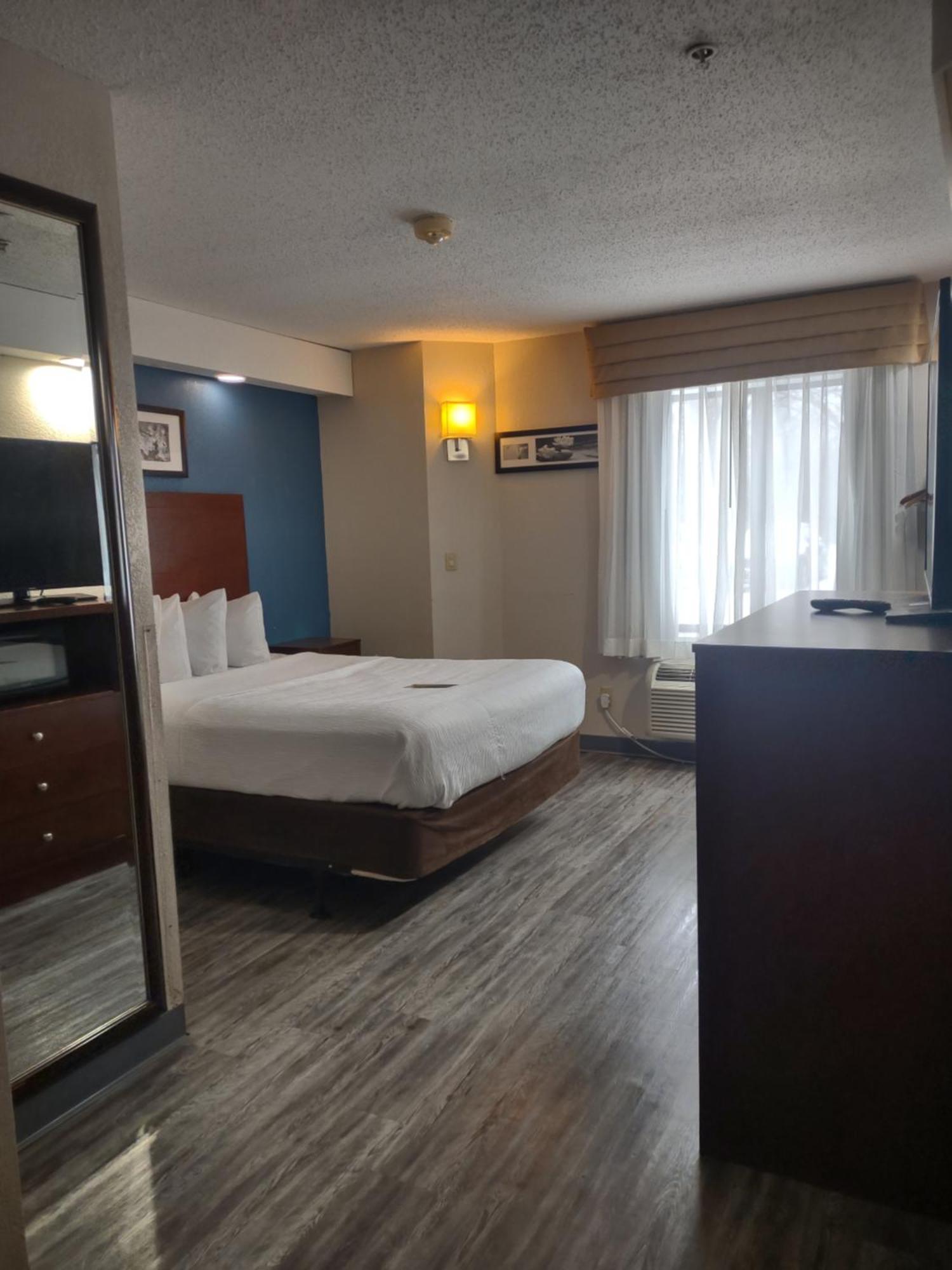 Baymont By Wyndham Flat Rock Hotel Екстериор снимка