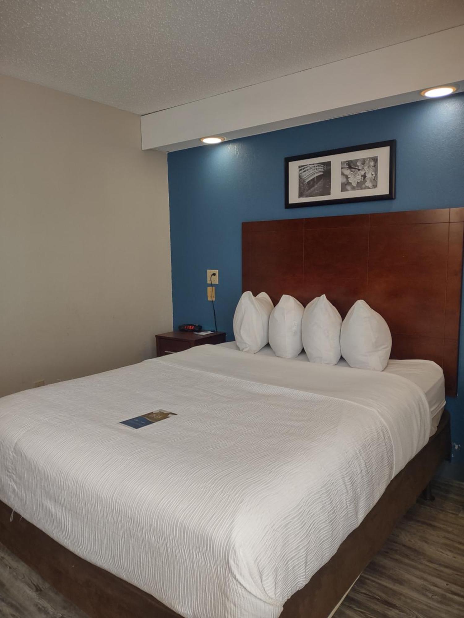 Baymont By Wyndham Flat Rock Hotel Екстериор снимка