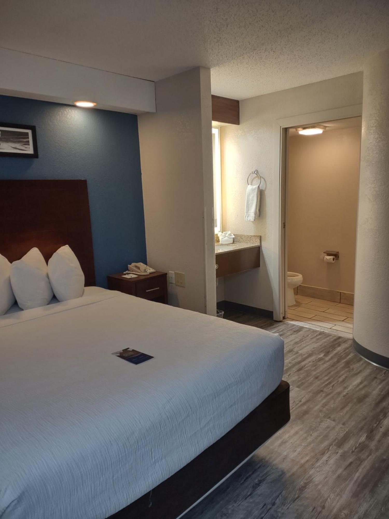 Baymont By Wyndham Flat Rock Hotel Екстериор снимка