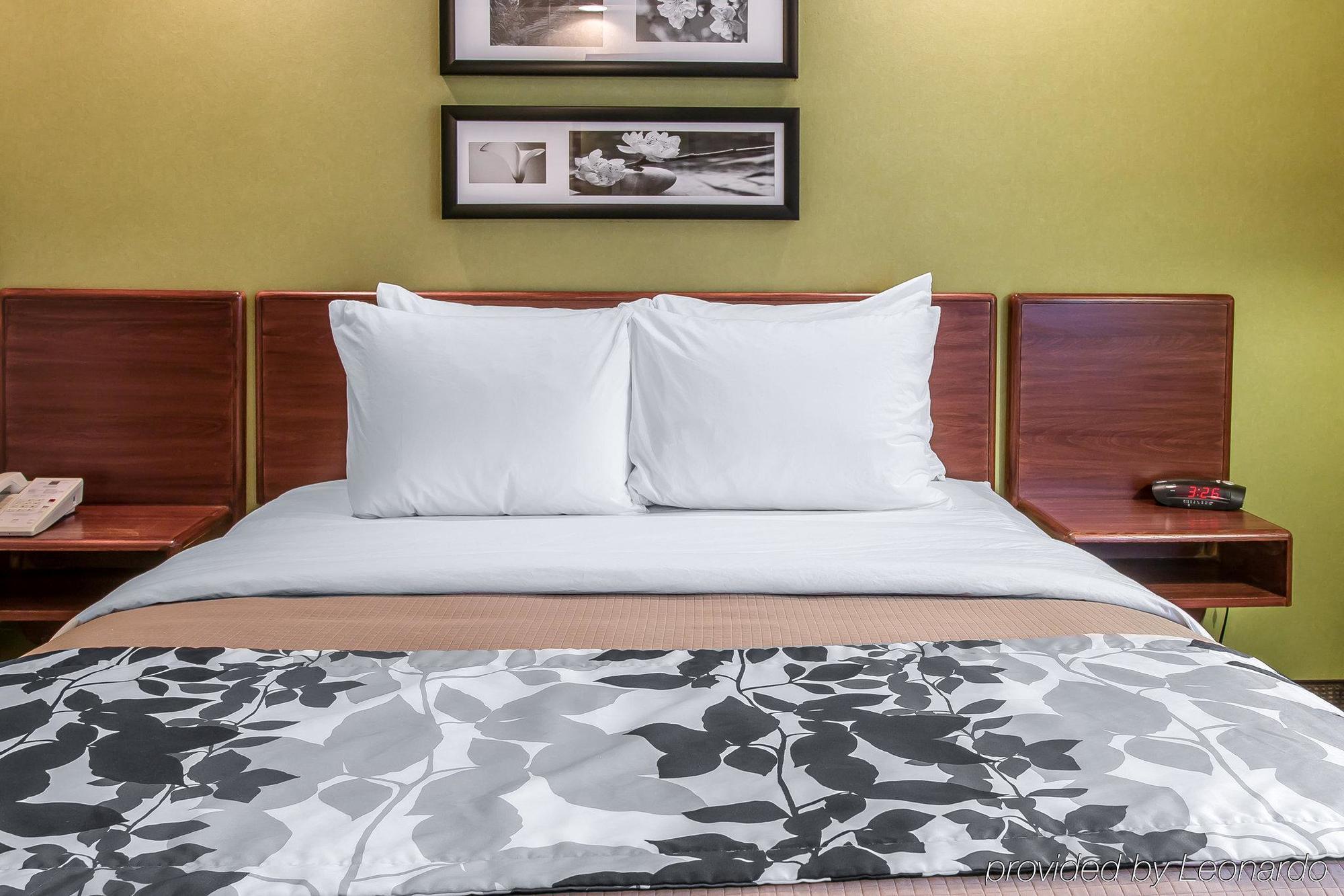 Baymont By Wyndham Flat Rock Hotel Екстериор снимка