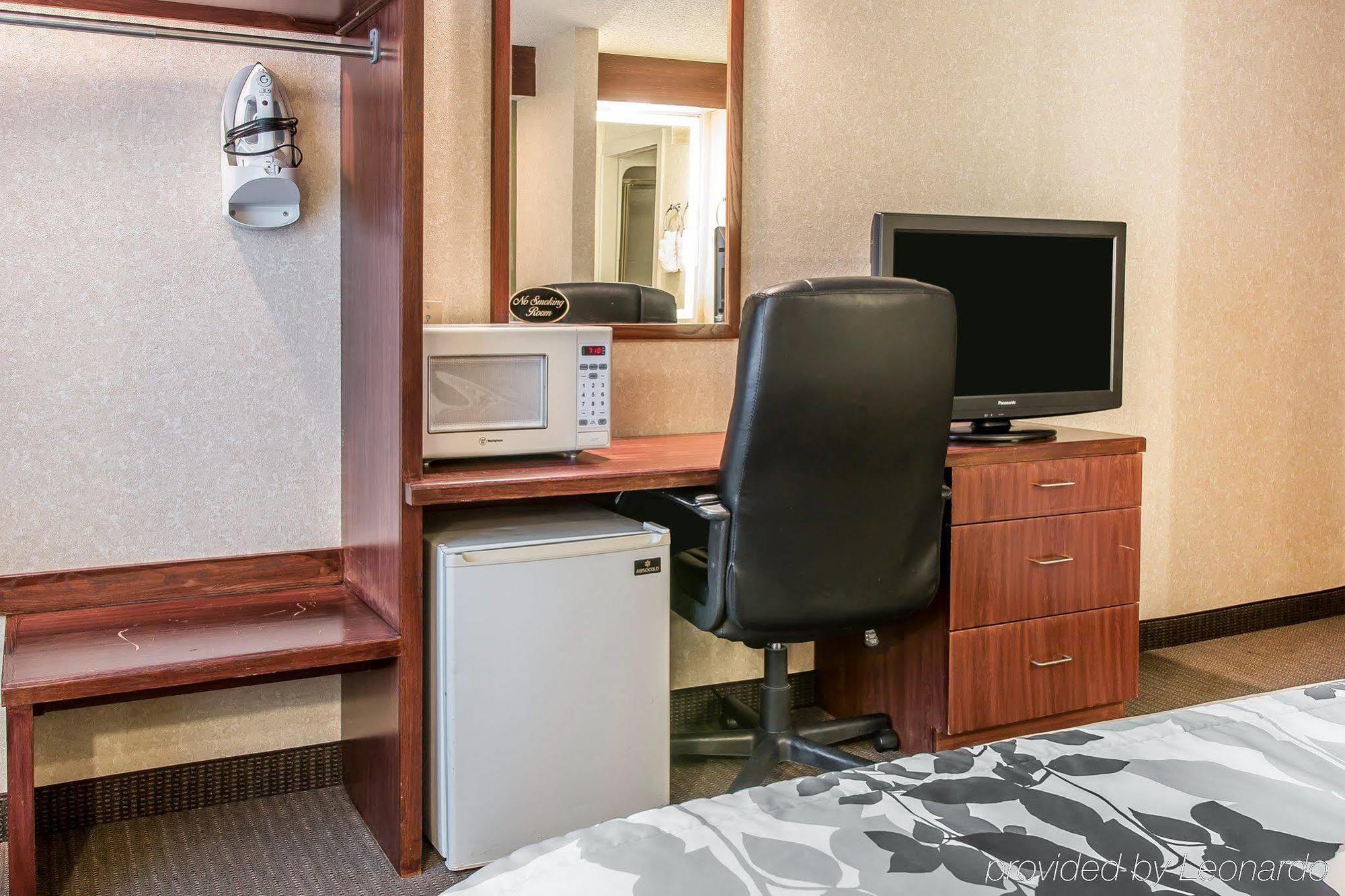 Baymont By Wyndham Flat Rock Hotel Екстериор снимка