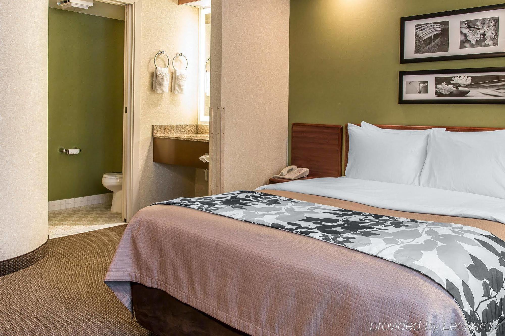 Baymont By Wyndham Flat Rock Hotel Екстериор снимка