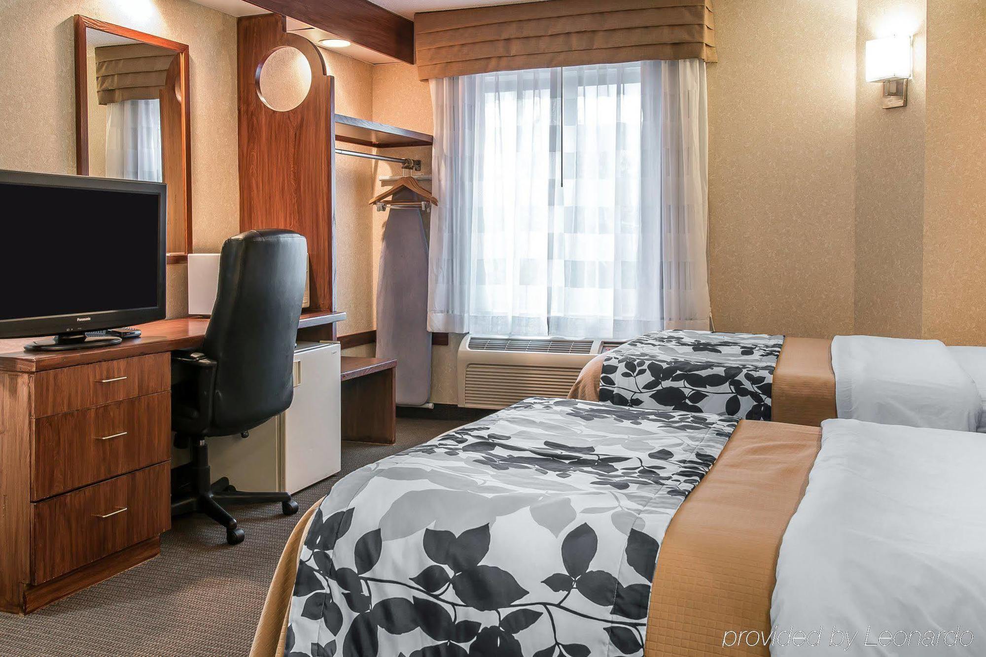 Baymont By Wyndham Flat Rock Hotel Екстериор снимка